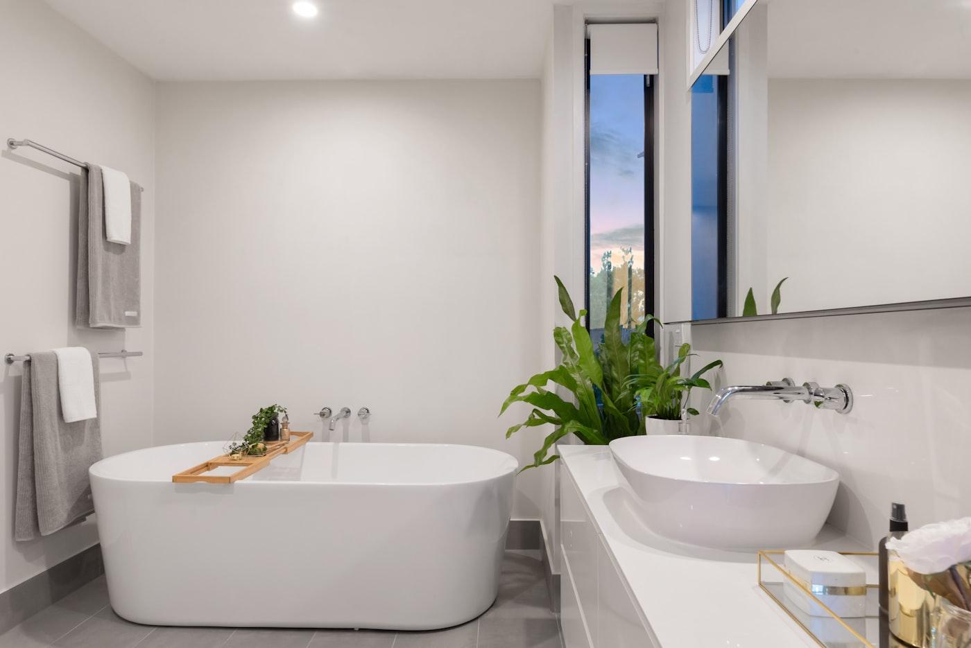 Salle de bain rénovée avec douche à l'italienne