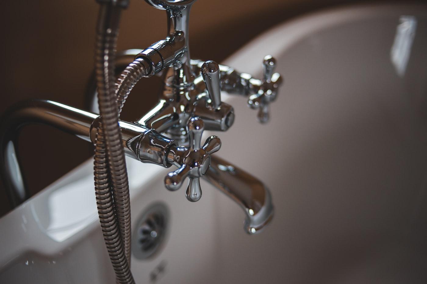 Robinetterie chrome sur baignoire, détail de plomberie
