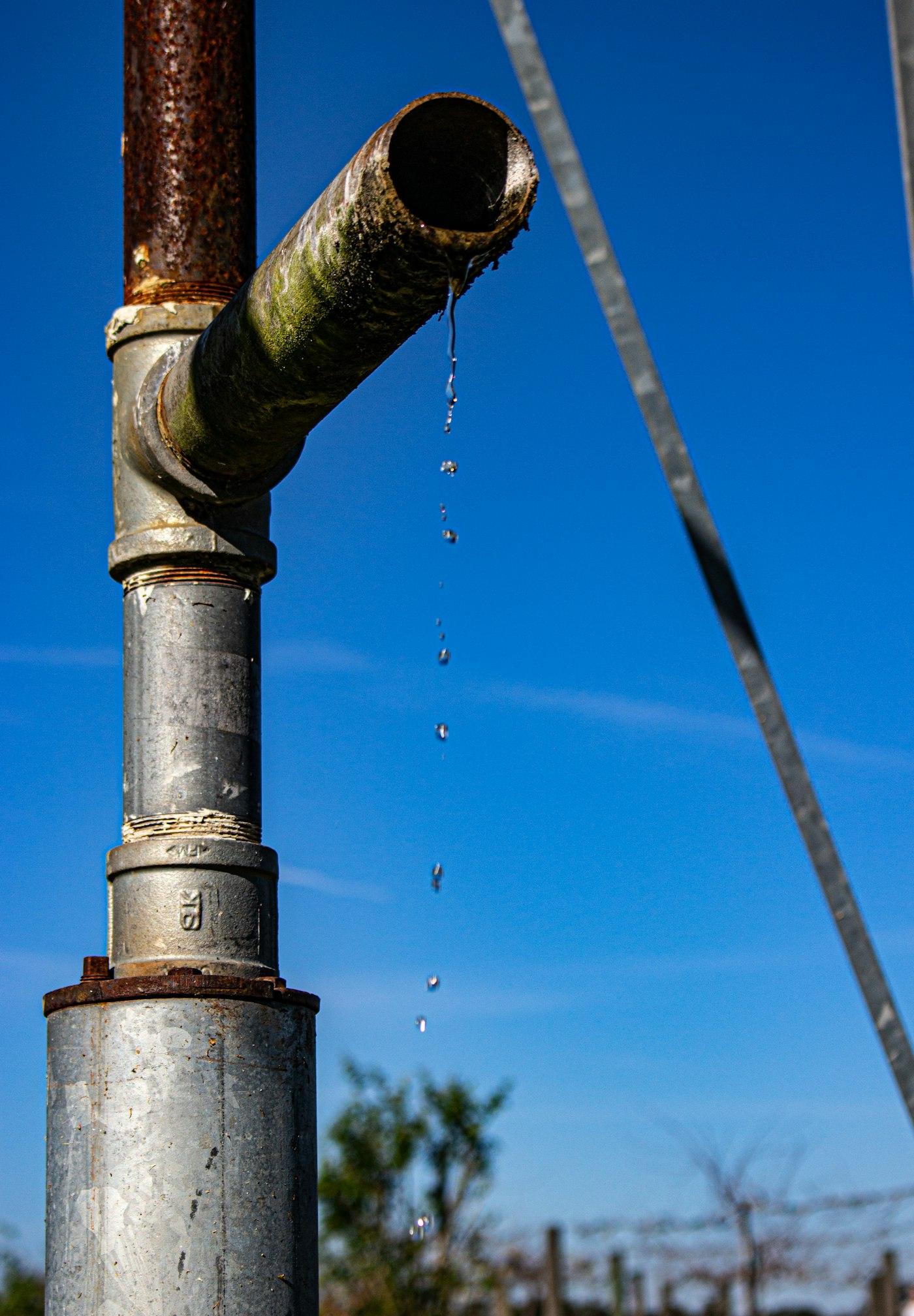 Canalisation qui fuit, gouttes d’eau en urgence